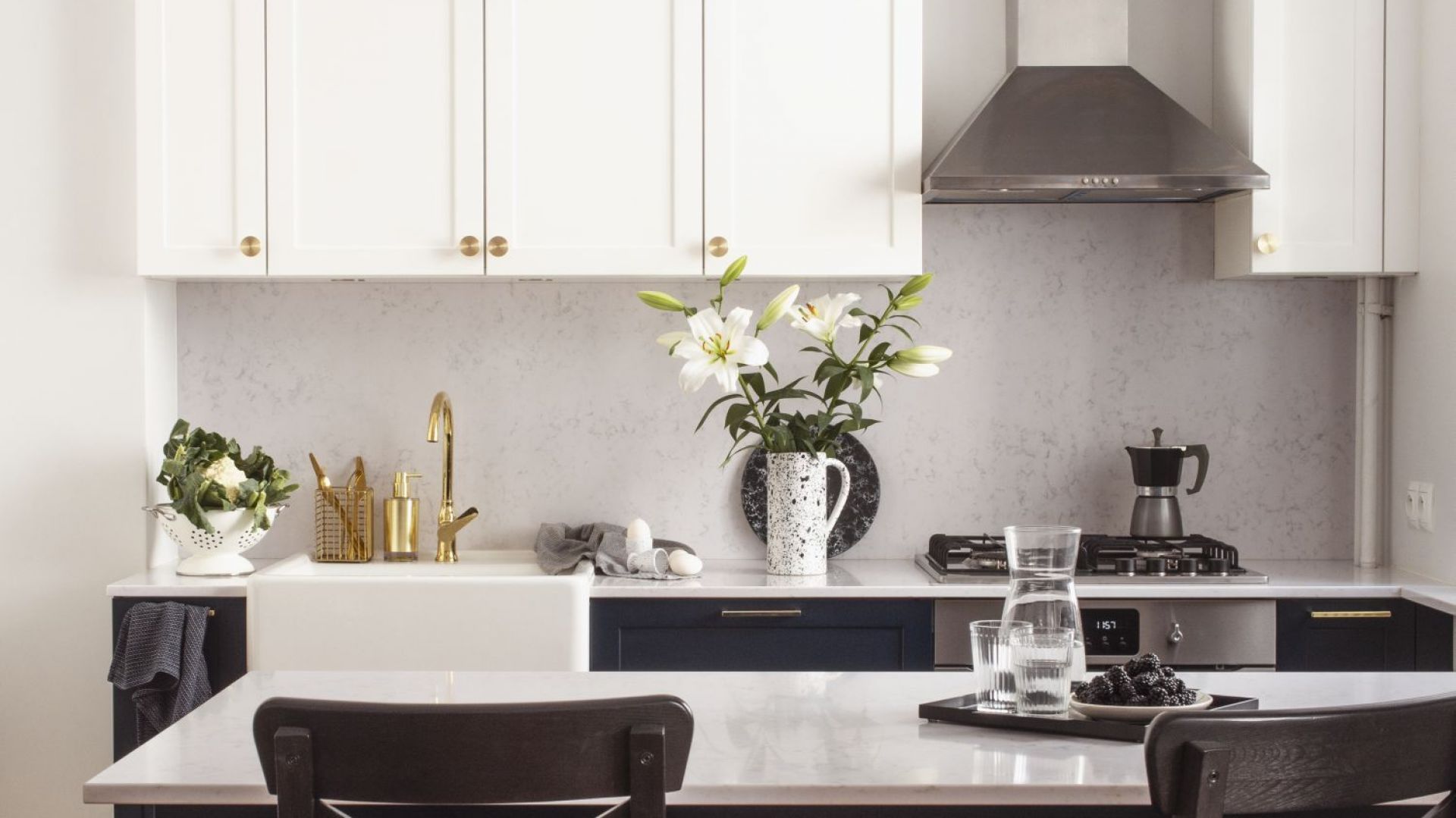 Kuchnia otwarta: białe, stylowe fronty uzupełniają mosiężne uchwyty ModernCollection. Fot. Pap Deco