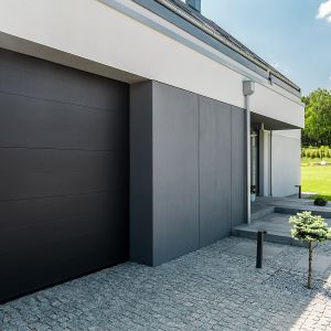 Przy wyborze bramy garażowej ważne są zarówno wysokie parametry techniczne, a także dopasowanie jej wyglądu do elewacji budynku, rodzaju okien oraz drzwi. Fot. BFT