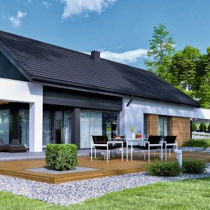 We współczesnych domach nie może zabraknąć słonecznego tarasu, który jest swoistym przedłużeniem salonu. Projekt: HomeKONCEPT44. Fot. HomeKONCEPT