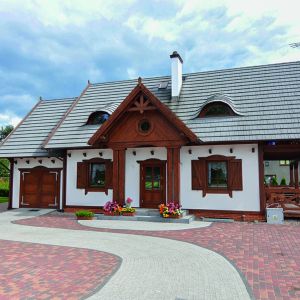 Wybór blachodachówek z posypką ze skały wulkanicznej, zapewnia długi okres eksploatacji dzięki stali pokrytej powłoką aluminiowo-cynkową, która charakteryzuje się długookresową odpornością na korozję. Fot. Gerard / AHI Roofing