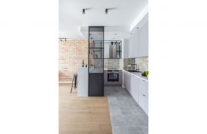 Zaprojektowane przez architektów pracowni Decoroom mieszkanie dowodzi, że nowoczesne wnętrza z mocną, industrialną nutą jednocześnie mogą być przytulne i pełne ciepła. Projekt i zdjęcia: Decoroom