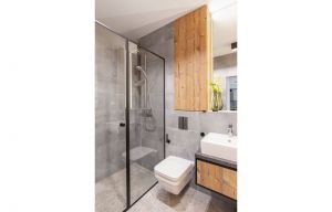Spójność przestrzeni widoczna jest również w łazience. Nie ma tu miejsca na przypadek. Projekt i zdjęcia: Decoroom