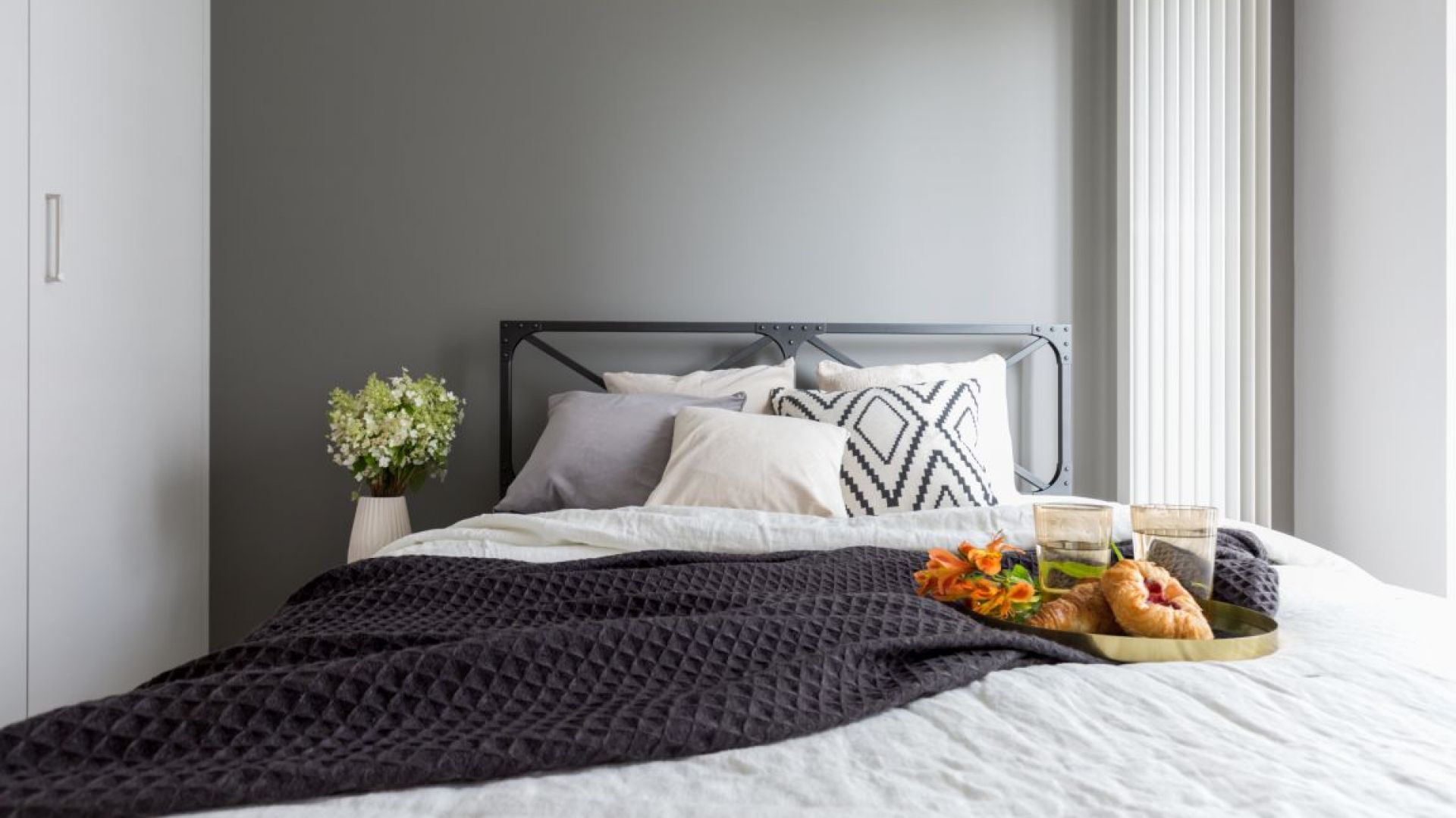Śródmiejski apartament: styl industrialny w wersji soft. Projekt i zdjęcia: Decoroom