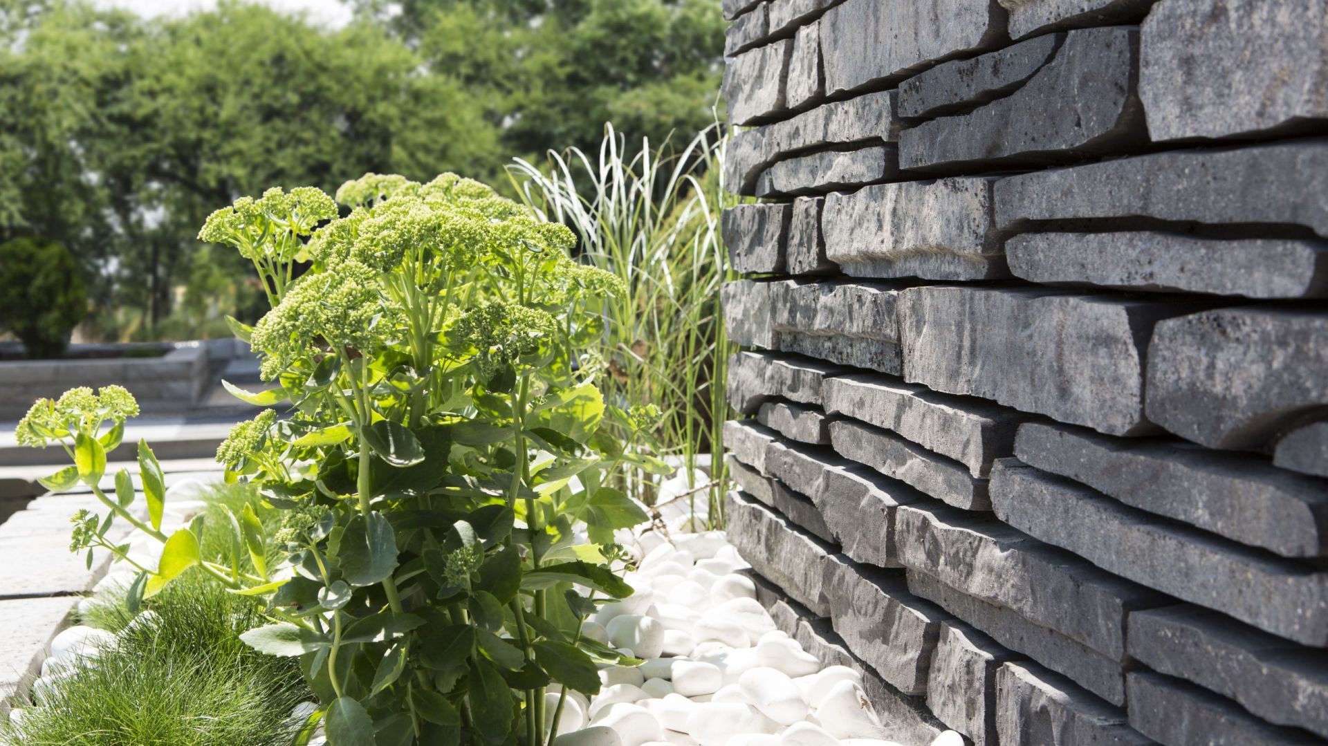 Nawierzchnie ogrodowe - betonowe murki inspirowane kamieniem
