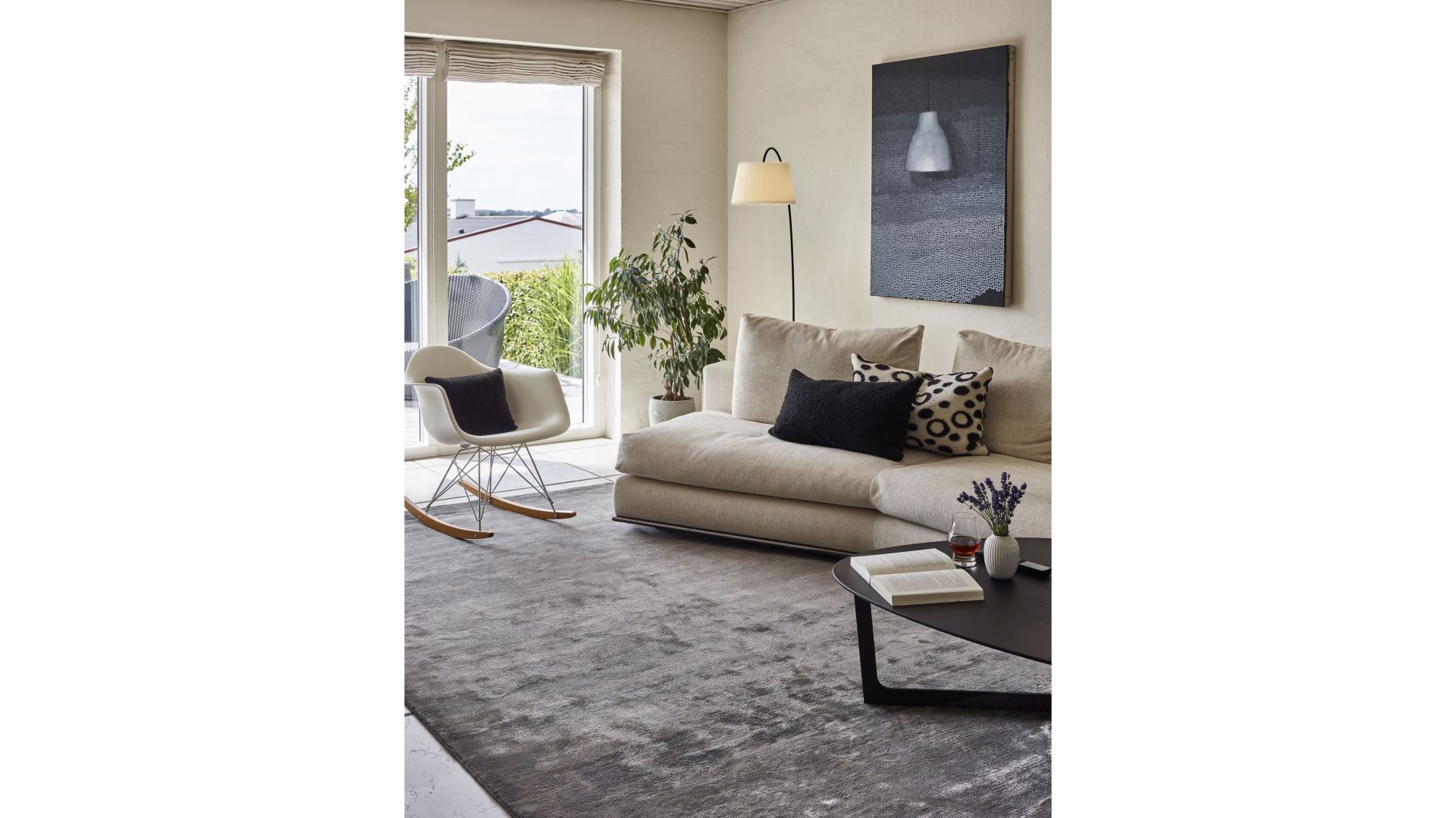 Szary dywan gładki Northern Light Smoke 7021/Carpets&More. Produkt zgłoszony do konkursu Dobry Design 2020.