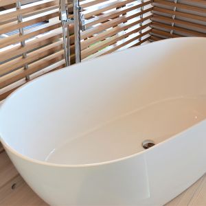 Wanna wolnostojąca 160x74 Sanitaone z konglomeratu. Produkt zgłoszony do konkursu Dobry Design 2020.