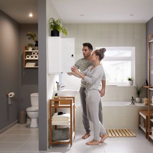 NATUA - ciekawy design, bazujący na połączeniu śnieżnej bieli z drewnianymi akcentami pozwoli wprowadzić do pomieszczenia odrobinę nowoczesnego charakteru. Fot. GoodHome 