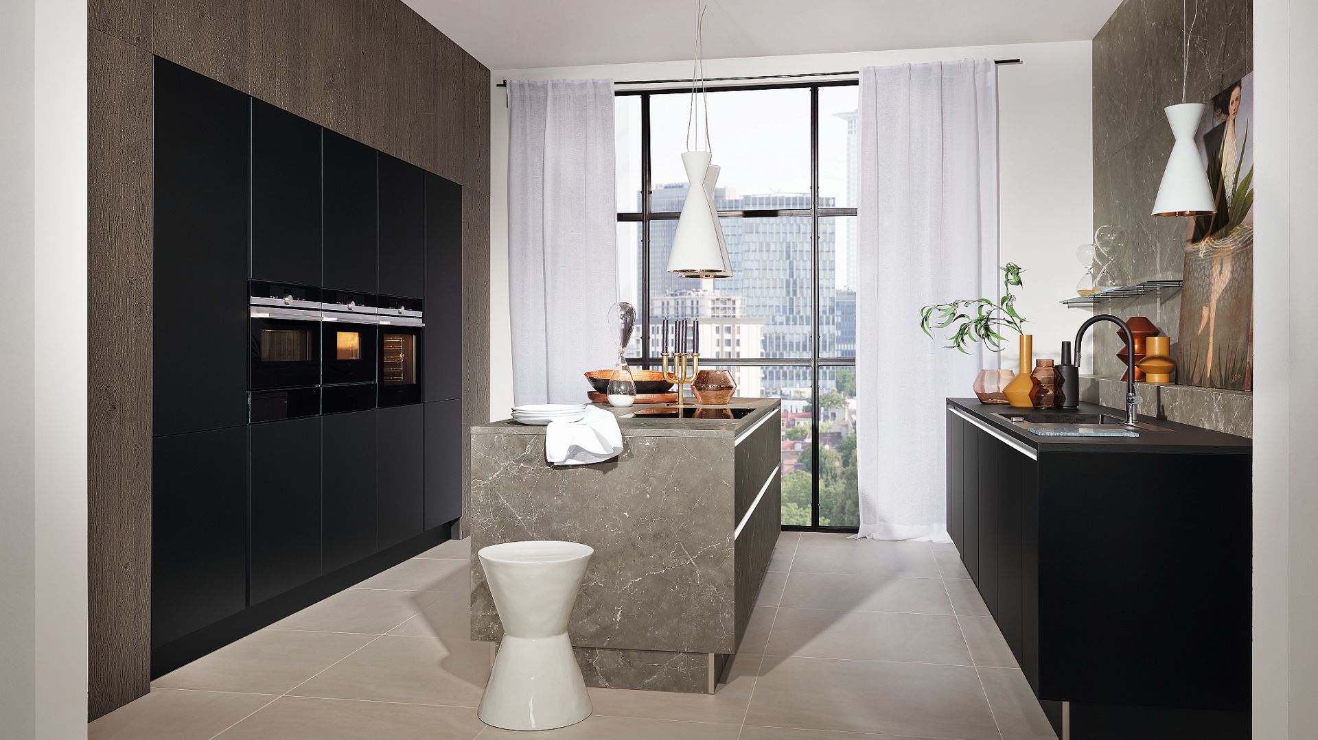 MANHATTAN | PLUS - model został wzbogacony o nowe wykończenie w kolorze Marmor Grau, które jest jednocześnie eleganckie i szlachetne. Wyspa zapewnia kuchni wizualną równowagę, a jednocześnie dodaje lekkości. Fot. Nolte Küchen