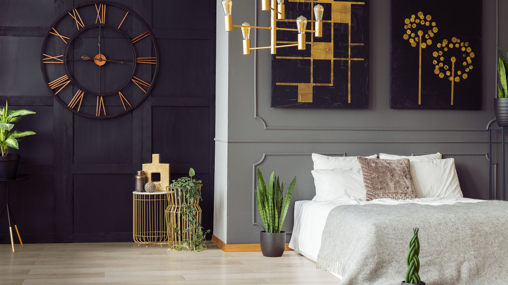 W aranżacjach art déco bardzo dobrze sprawdzi się duet czerń-złoto. Na zdjęciu panele podłogowe Authentic 8 Narrow Dąb Alpejski. Fot. RuckZuck