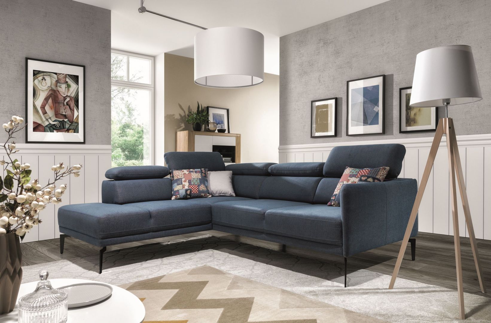 Narożna sofa Sidolo ma elegancką formę, opartą na wysokich nóżkach, wygodne oparcia i regulowane zagłówki. Fot. Stagra