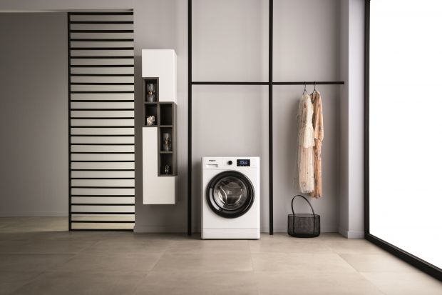 Jaki jest sekret idealnie świeżego prania? Czas! Dlatego właśnie wiele osób robi pranie tylko wtedy, gdy znajduje się w domu, ponieważ ubrania na długo pozostawione w pralce mogą zyskać nieświeży zapach.