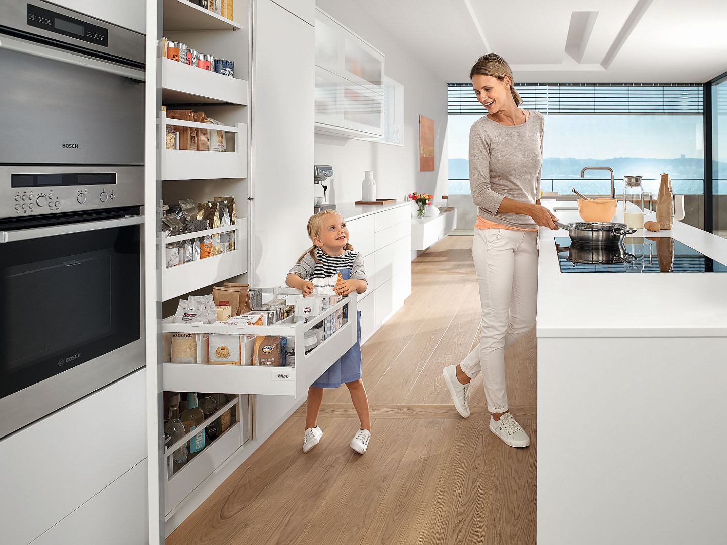 SPACE TOWER - wysoka szafa na zapasy z pięcioma szufladami wewnętrznymi. Każda z szuflad może pomieścić do 70 kg zapasów, czyli w sumie w jednym miejscu można zgromadzić, aż 350 kg produktów. Fot. Blum