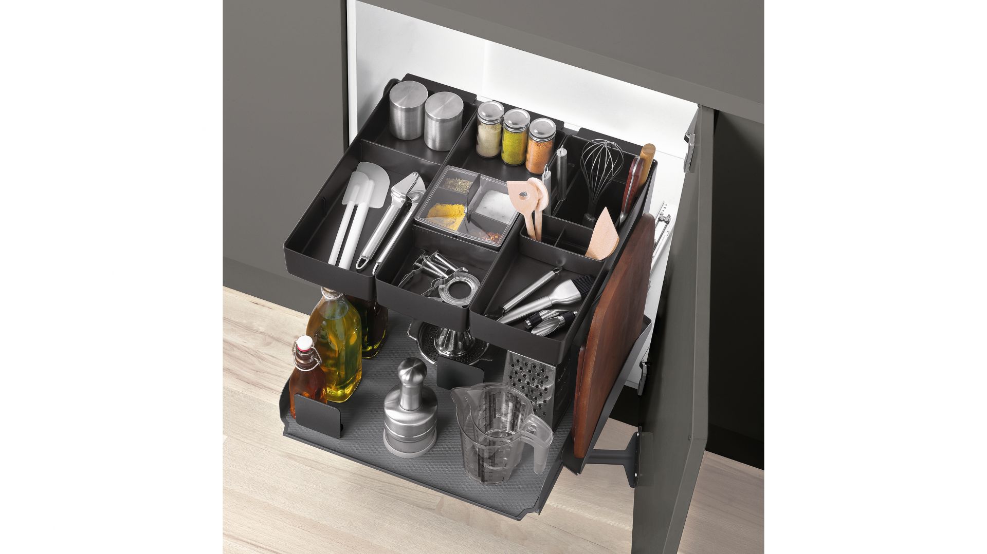 KITCHEN TOWER – górna półka to kombinacja wielu różnych przegródek i pojemników na drobny sprzęt lub przyprawy. Dolna wyposażona jest w matę zabezpieczającą przed porysowaniem oraz uchwyt na deskę do krojenia. Fot. Peka