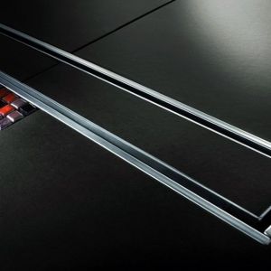Dzięki kompaktowej formie odpływ liniowy Linearis Compact sprawdzi się także w przypadku remontów; wys. zabudowy 80 mm; pokrywa i rama ze stali nierdzewnej po odwróceniu może zostać wyklejona płytkami. Fot. Kessel