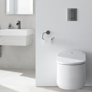 Toaleta myjąca Grohe Sensia Arena wyposażona w dwie oddzielne, samooczyszczające się dysze natryskowe oferuje mycie tylne i mycie damskie, funkcje suszenia; technologia AquaCeramic zapobiega rozwojowi bakterii. Fot. Grohe