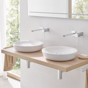 Smukłe, opływowe kształty oraz eleganckie, ceramiczne przykrycie odpływu to cechy umywalek z kolekcji Essence; łatwa do czyszczenia, antybakteryjna powłoka PureGuard. Fot. Grohe