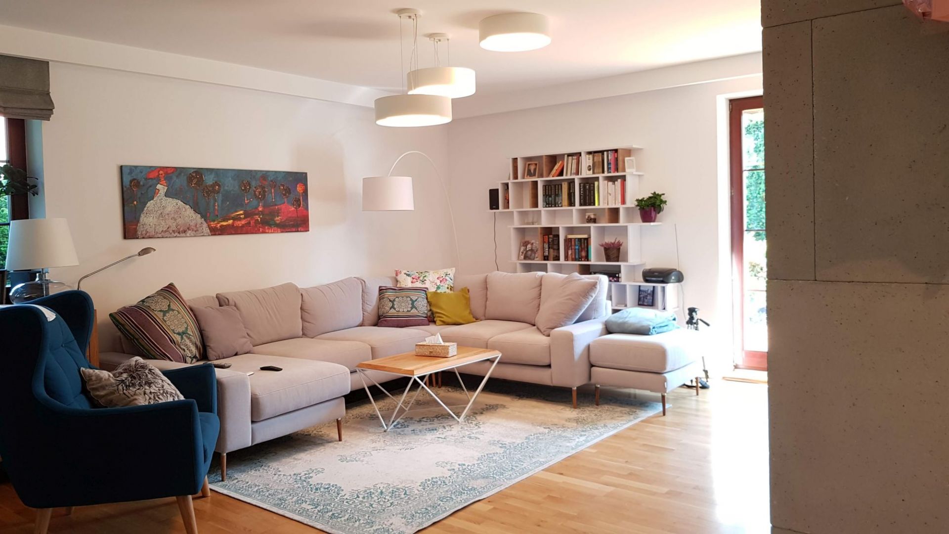 Na parterze znajduje się otwarta przestrzeń dzienna składająca się z salonu, jadalni oraz kuchni, łazienka dla gości, otwarta klatka schodowa. Fot. Studio BB Architekci