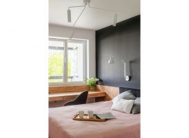 Wykonana na wymiar zabudowa ściany za łóżkiem płynnie przechodzi w biurko, tworząc wygodne miejsce do pracy przy oknie. Projekt i zdjęcia: Deer Design