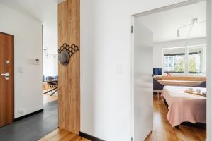 Neutralna biel ścian dobrze podkreśla charakter mieszkania. Projekt i zdjęcia: Deer Design