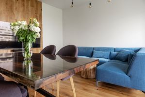 Na tle neutralnych białych ścian części dziennej pięknie wyeksponowano stół. Projekt i zdjęcia: Deer Design