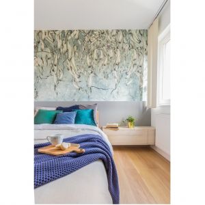 Ścianę nad łóżkiem zdobi piękna tapeta marki Wonder Wall Studio. Projekt: Joanna Rej. Realizacja: Gama Design. Fot. Pion Poziom