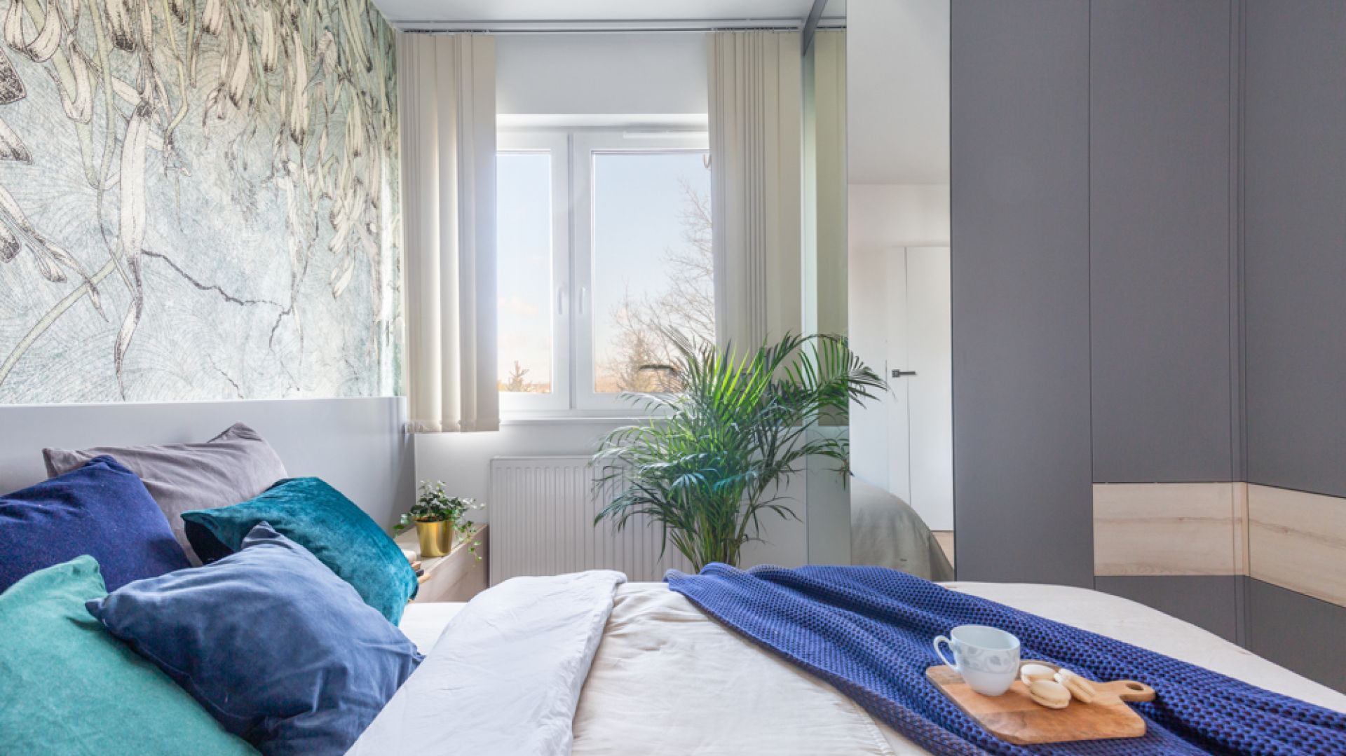 Szarości królują również w sypialni.Projekt: Joanna Rej. Realizacja: Gama Design. Fot. Pion Poziom