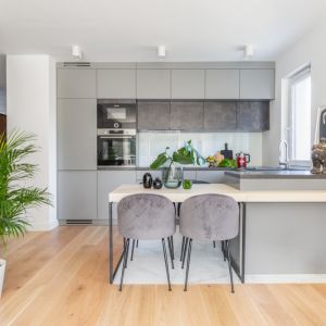 Salon od kuchni oddziela półwysep z przedłużonym blatem. Projekt: Joanna Rej. Realizacja: Gama Design. Fot. Pion Poziom