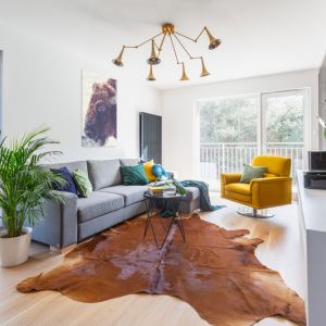 Wyraziste dodatki, motywy roślinne i zwierzęce wiodą prym we wnętrzu. Projekt: Joanna Rej. Realizacja: Gama Design. Fot. Pion Poziom