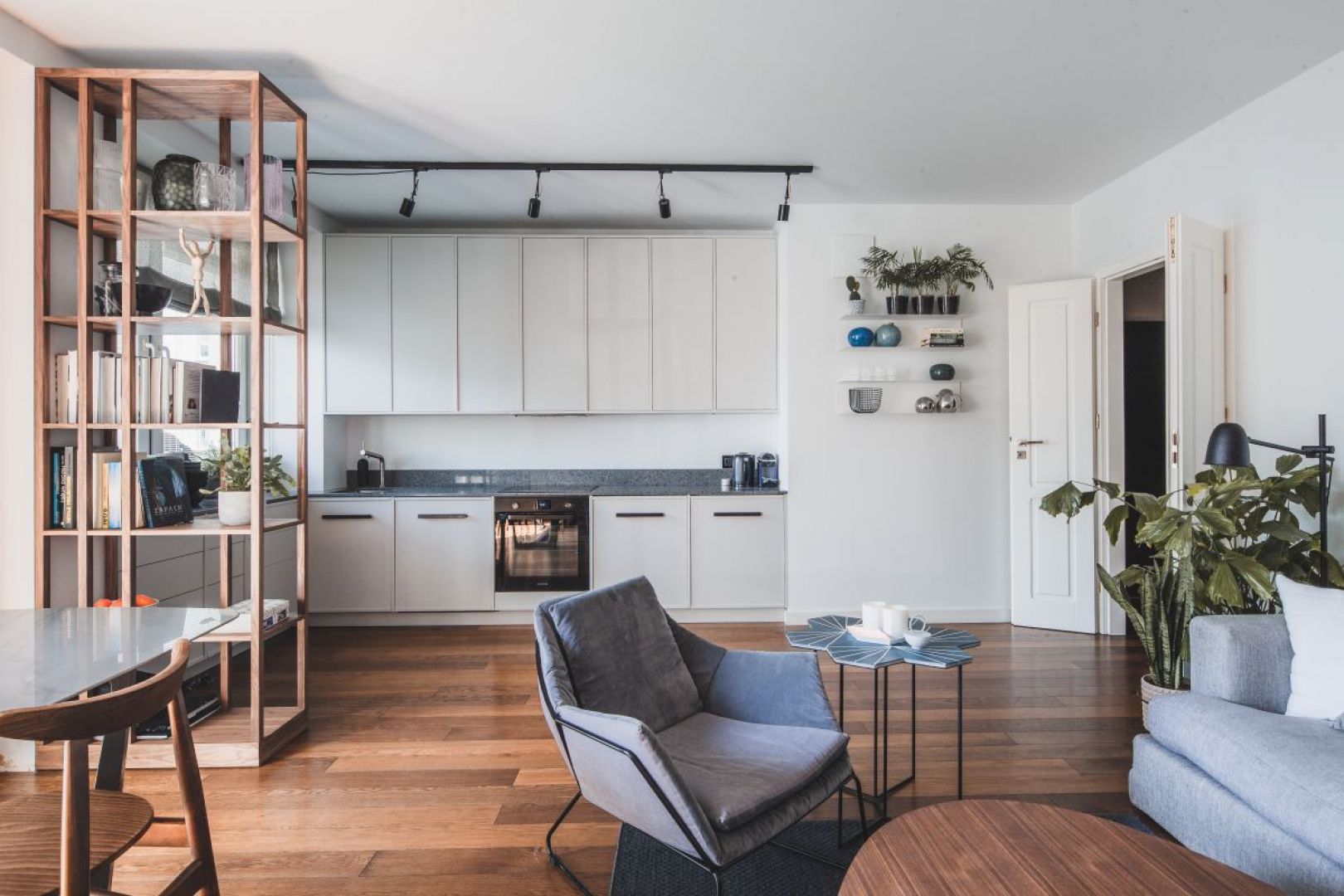Mieszkanie zostało zaprojektowane tak, aby jak najlepiej wykorzystać niewielką przestrzeń, z jednoczesną dbałością o detale i estetykę. Projekt: Taff Architekci. Fot. Ignacy Matuszewski