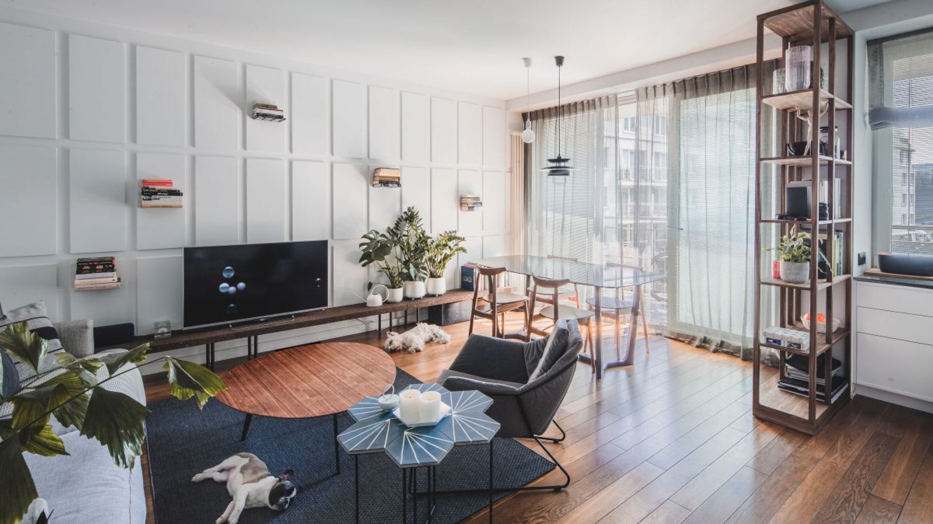 Na warszawskim Żoliborzu mieści się przytulny apartament, który udowadnia, że minimalizm ma też przyjazne oblicze. Projekt: Taff Architekci. Fot. Ignacy Matuszewski