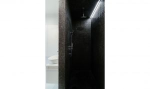 Elegancka łazienka utrzymana jest w czarno-białej kolorystyce. Projekt: Przemysław Nowak, Lech Moczulski (Mili Młodzi Ludzie), Mia Szymczak (Mia Concept). Fot. PION