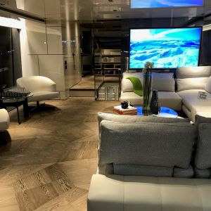 Prawdziwe drewno geometrycznego parkietu Listone Giordano we wnętrzu jachtu zyskało szczególny charakter. Projekt: Marty Lowe Interior Design. Fot. mat. prasowe Listone Giordano