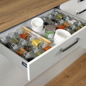 Szuflada Comfort Box z organizerem na przyprawy. Fot. Rejs
