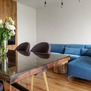 W tym mieszkaniu proste formy, geometryczne wzory, czarne dodatki i drewno wzajemnie się przeplatają, tworząc spójną i harmonijną kompozycję. Projekt i zdjęcia: Deer Design