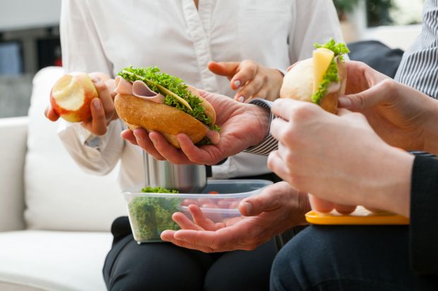 Dbając o prawidłową dietę warto kierować zasadą ze znanego przysłowia: „śniadanie jedz jak król, obiad jak książę, kolację jak żebrak”. Jednak większość z nas rano je niewiele albo wcale, a to może niekorzystnie wpływać na zdrowie 