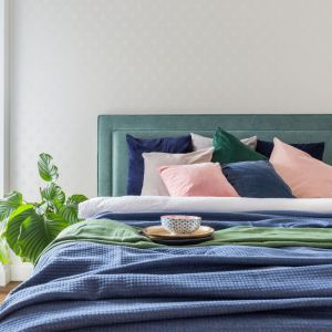 Przytulna sypialnia. Projekt i zdjęcia: Decoroom
