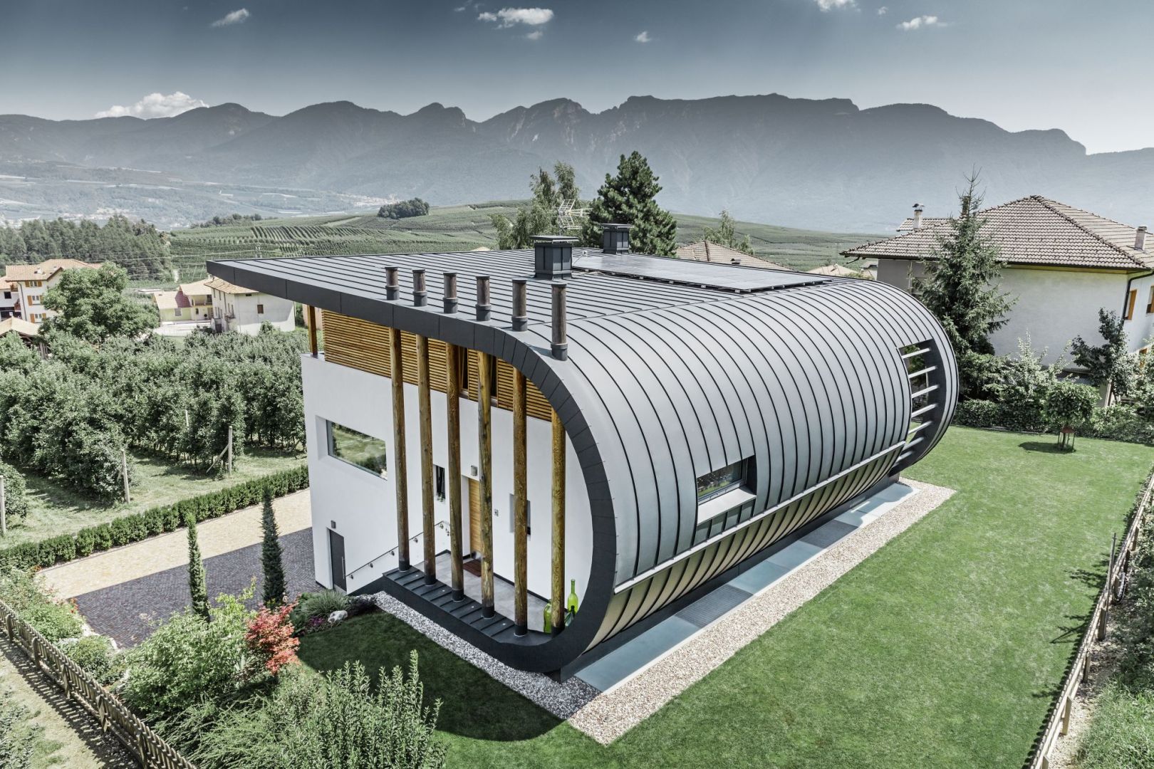 Casa Giovannini. Jest to nieprawdopodobny domek, którego dach przechodzi w elewacje, a kształt udało się uzyskać dzięki wspaniałym właściwościom aluminium. Fot. Prefa