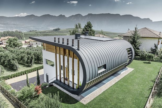 Aluminium daje niesamowite możliwości kształtowania nie tylko dachu, ale też całej elewacji budynku. Jest coraz częściej z powodzeniem wykorzystywane w nowoczesnych projektach architektonicznych. O zaletach i wszechstronności tego materiału mówi