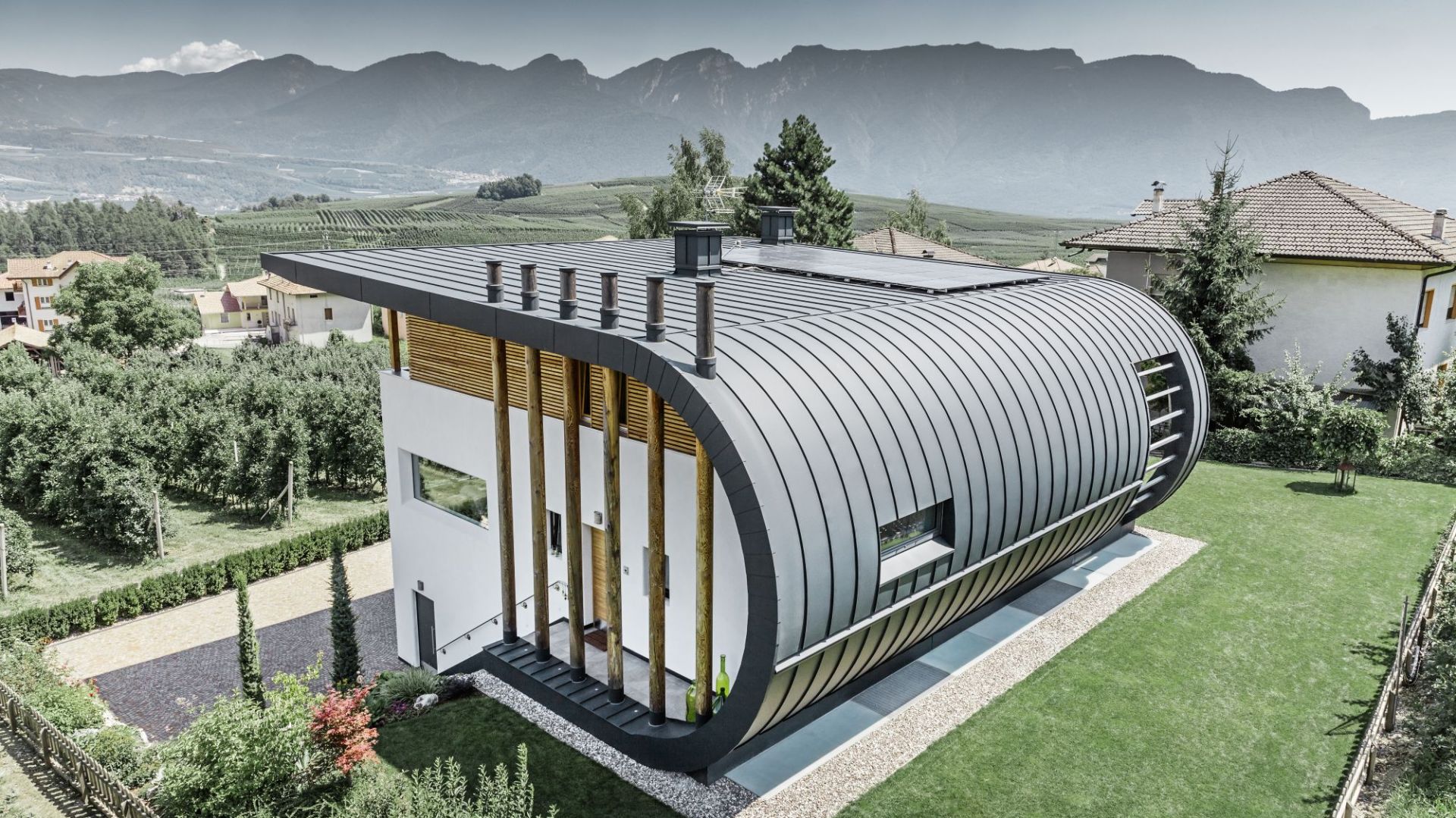 Casa Giovannini. Jest to nieprawdopodobny domek, którego dach przechodzi w elewacje, a kształt udało się uzyskać dzięki wspaniałym właściwościom aluminium. Fot. Prefa
