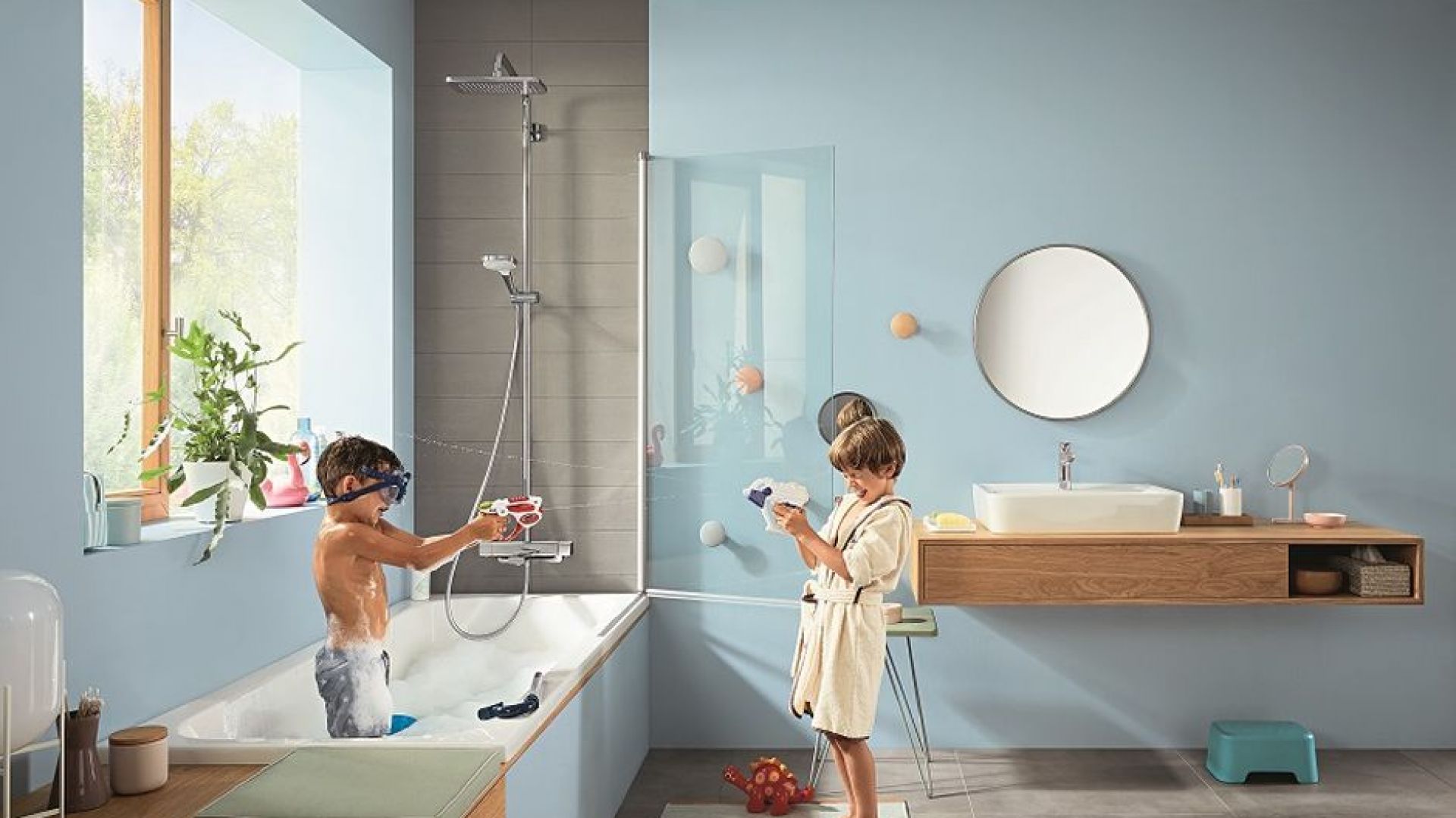 Łazienka rodzinna - przyjemność kąpieli pod prysznicem