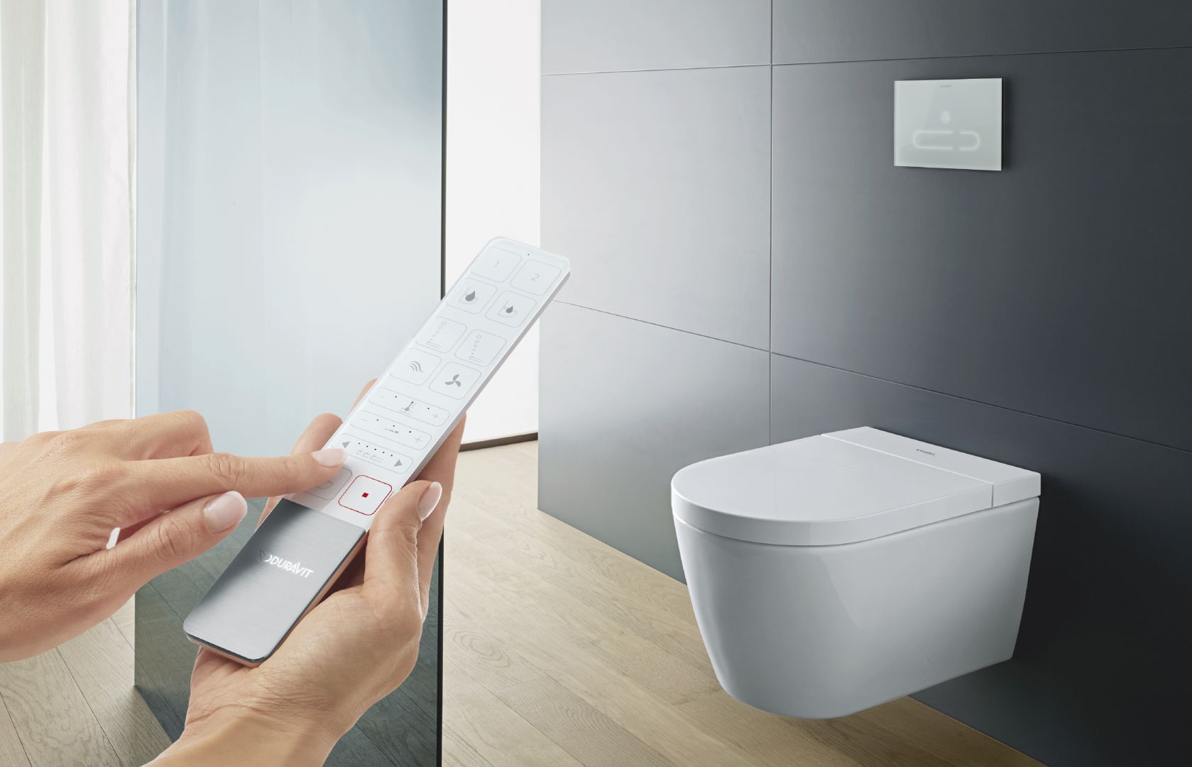 Taleta myjąca SensoWash Starck F z miską w.c. z technologią Rimless, szkliwo HygieneGlaze 2.0 o właściwościach antybakteryjnych. Fot. Duravit