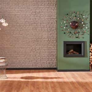 Cegła we wnętrzu pomalowana farbą Beckers Designer Kitchen & Bathroom w kolorze Hot Cocoa. Fot. Beckers