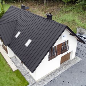 Nowoczesny dach: panele High-Tech z blachy na rąbek stojący. Fot. Blachotrapez 