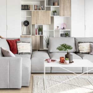 Sofa do salonu w szarym kolorze z kolekcji Grande. Dostępna w ofercie firmy Meble Wajnert. Fot. Meble Wajnert