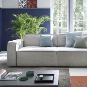 Szara sofa do salonu z kolekcji Modo marki Sweet Sit dostępna w ofercie firmy Gala Collezione. Fot. Gala Collezione