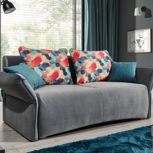 Szara sofa do salonu z kolekcji Vario dostępna w ofercie firmy Stagra. Fot. Stagra