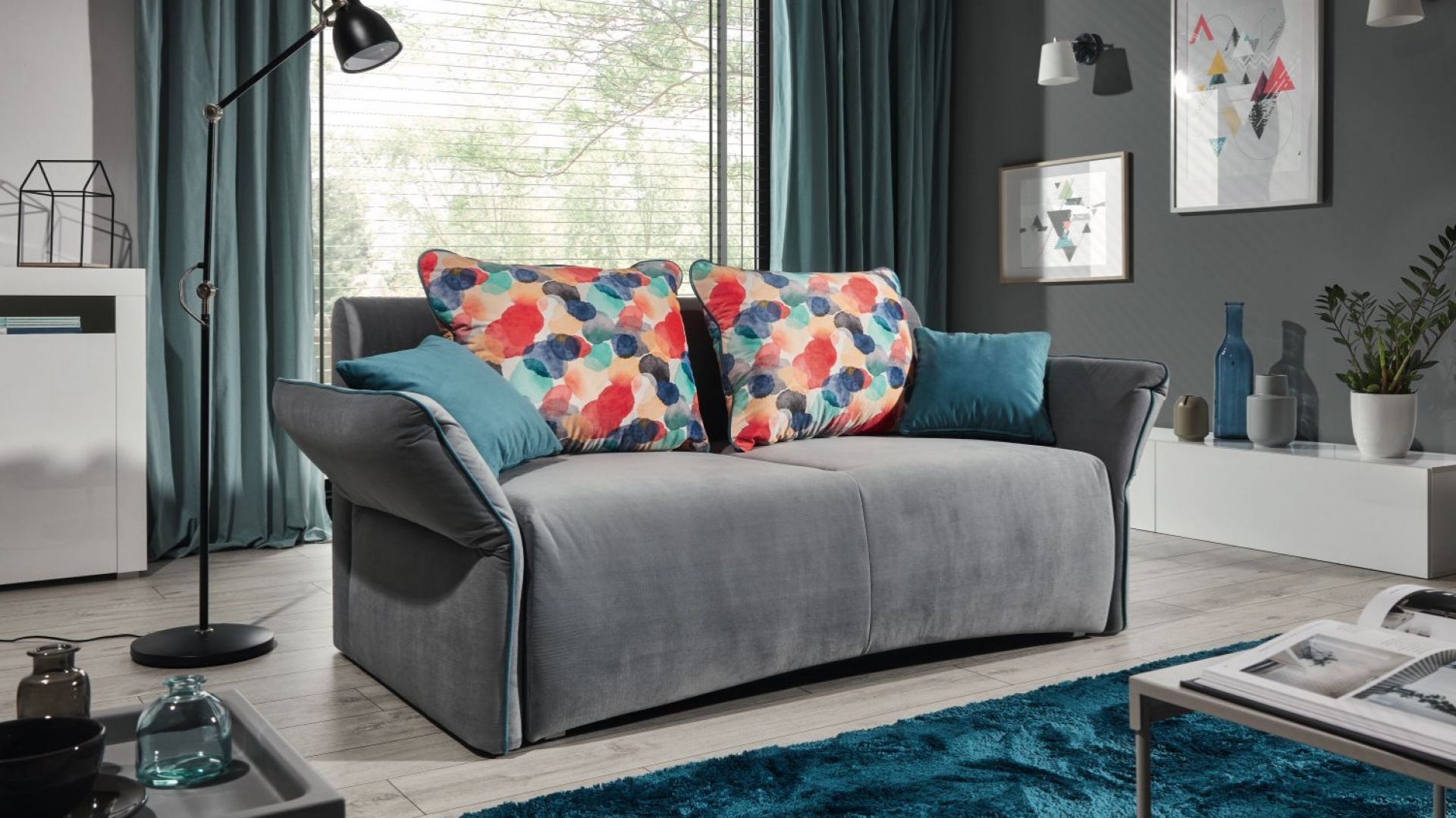 Szara sofa do salonu z kolekcji Vario dostępna w ofercie firmy Stagra. Fot. Stagra