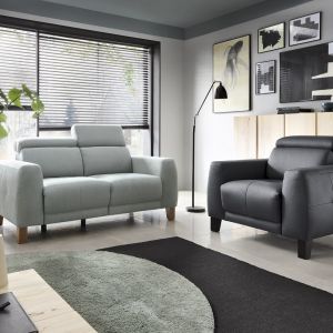 Szara sofa do salonu z kolekcji Jacob dostępna w ofercie firmy Etap Sofa. Fot. Etap Sofa

