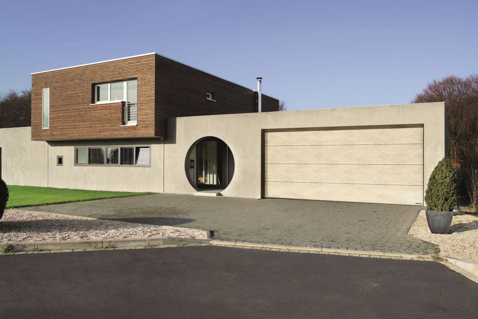 Brama garażowa LPU 42 z nową powierzchnią Duragrain/Hörmann. Produkt zgłoszony do konkursu Dobry Design 2020.