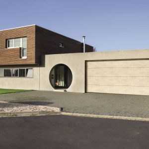Brama garażowa LPU 42 z nową powierzchnią Duragrain/Hörmann. Produkt zgłoszony do konkursu Dobry Design 2020.